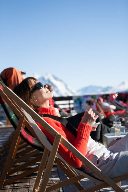 frau trinkt ein heißes getränk im schnee - ski resort hut snow winter stock-fotos und bilder