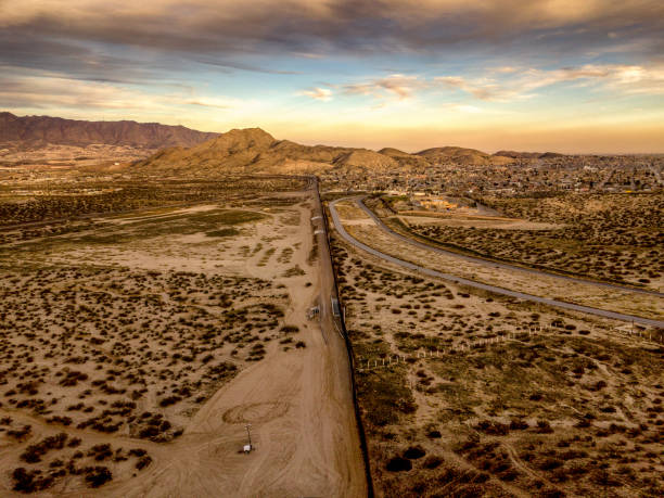 la pared de frontera internacional de méxico de estados unidos entre sunland park, nuevo méxico y puerto anapra, chihuahua méxico - el paso fotografías e imágenes de stock