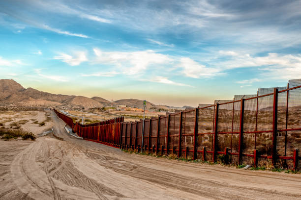 The United States Mexico International Border Wall between Sunland Park New Mexico and Puerto Anapra, Chihuahua Mexico The iconic and controversial iron border wall between the USA and Mexico ciudad juarez photos stock pictures, royalty-free photos & images