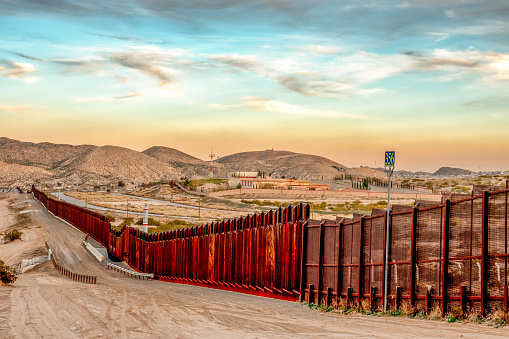 La pared de frontera internacional de México de Estados Unidos entre Sunland Park, Nuevo México y Puerto Anapra, Chihuahua México photo