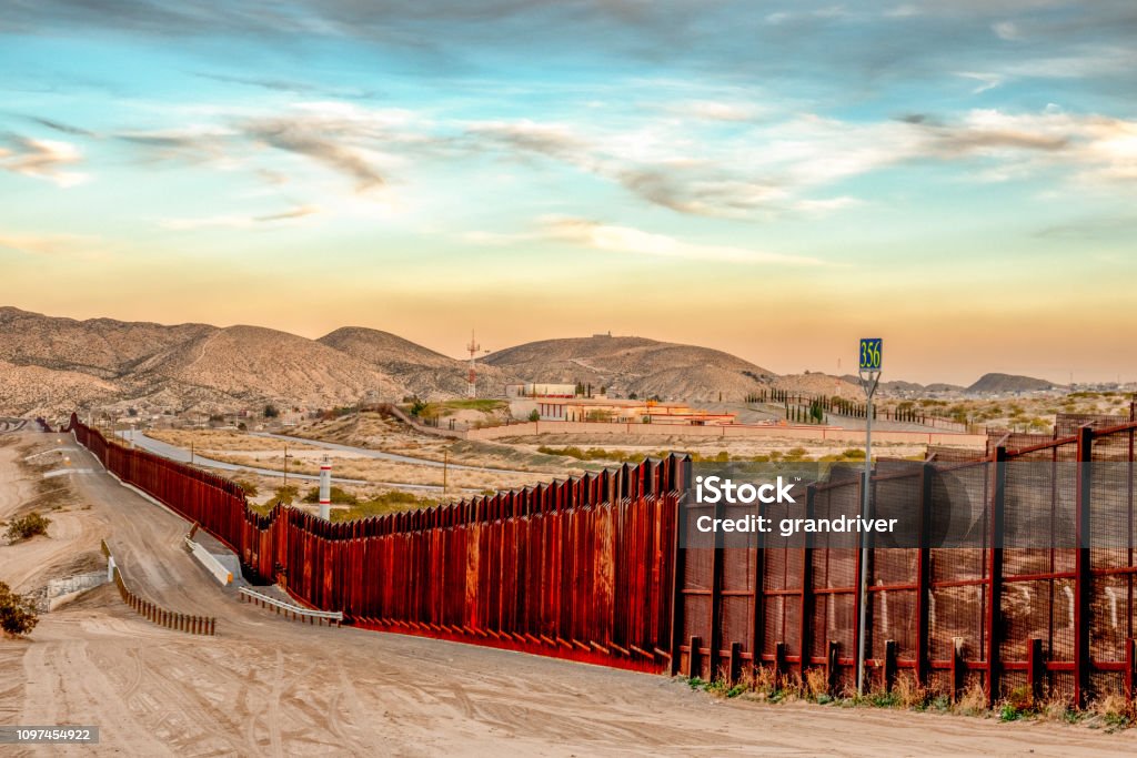 La Pared De Frontera Internacional De México De Estados Unidos Entre Sunland Park Nuevo México Y Puerto Anapra Chihuahua México Foto de stock y más banco de imágenes de Frontera - iStock La Pared De Frontera Internacional De México De Estados Unidos Entre Sunland Park Nuevo México Y Puerto Anapra Chihuahua México Foto de stock y más banco de imágenes de Frontera - iStock