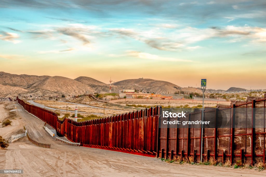 The United States Mexico International Border Wall between Sunland Park New Mexico and Puerto Anapra, Chihuahua Mexico The iconic and controversial iron border wall between the USA and Mexico Geographical Border Stock Photo