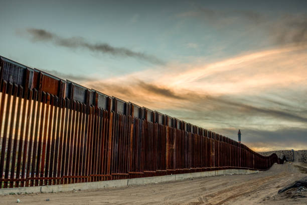 The United States Mexico International Border Wall between Sunland Park New Mexico and Puerto Anapra, Chihuahua Mexico The iconic and controversial iron border wall between the USA and Mexico international border barrier stock pictures, royalty-free photos & images