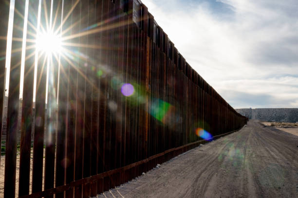 The United States Mexico International Border Wall between Sunland Park New Mexico and Puerto Anapra, Chihuahua Mexico The iconic and controversial iron border wall between the USA and Mexico jeff goulden border security stock pictures, royalty-free photos & images