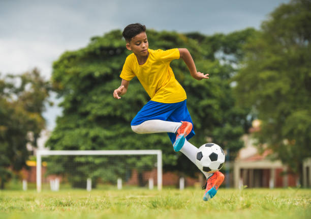abilità con il pallone da calcio - ball horizontal outdoors childhood foto e immagini stock