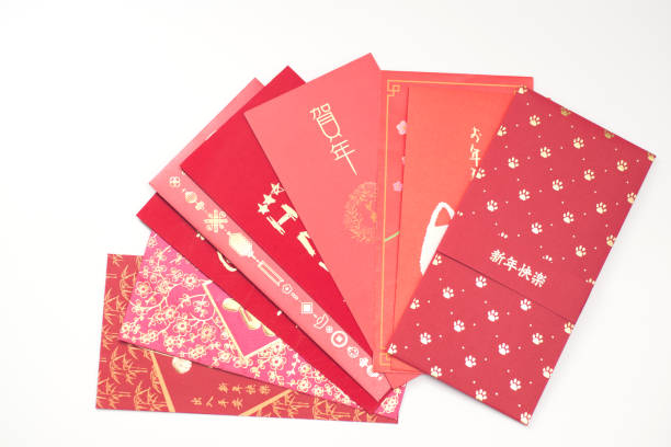 кр�асный конверт пакет китайский новый год, hongbao с характером "с новым годом" на белом фоне для китайского нового года - hongbao стоковые фото и изображения