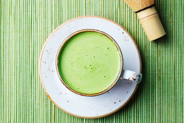 matcha-grünen tee-latte in eine tasse. ansicht von oben. hautnah. - matcha tee stock-fotos und bilder