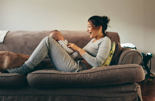 joven madre con su bebé - love innocence equipment household equipment fotografías e imágenes de stock