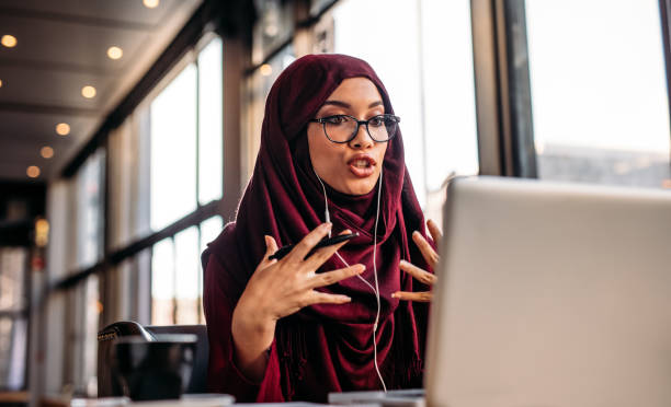 imprenditrice in hijab con una videochat su laptop - islam foto e immagini stock