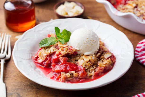 crumble with berries and fruits with vanilla ice cream. - baking traditional culture studio shot horizontal imagens e fotografias de stock