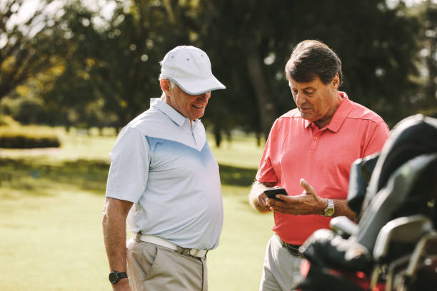 senior hombre tomando descanso de golf - golf expertise professional sport men fotografías e imágenes de stock