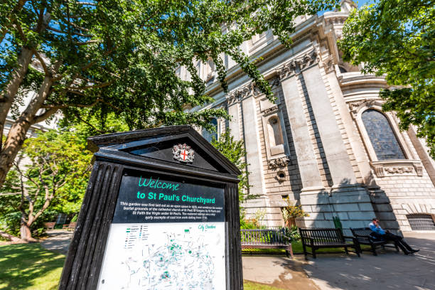 st paul's cathedral churchyard during summer with green garden information sign closeup and map - uk cathedral cemetery day imagens e fotografias de stock