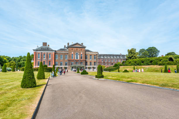hyde park and kensington palace entrance exterior with people tourists in sunny summer - prince of wales imagens e fotografias de stock