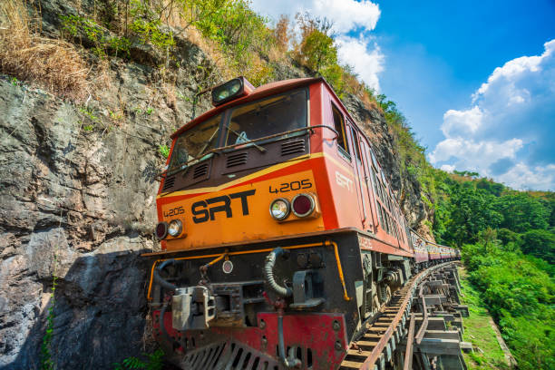 第二次世界大戦の歴史的な鉄道、美しい景色の写真を引き継ぐクワイノイ川鉄道で観光客の多い死の鉄道として知られています。 - kanchanaburi province train thailand diesel ストックフォトと画像