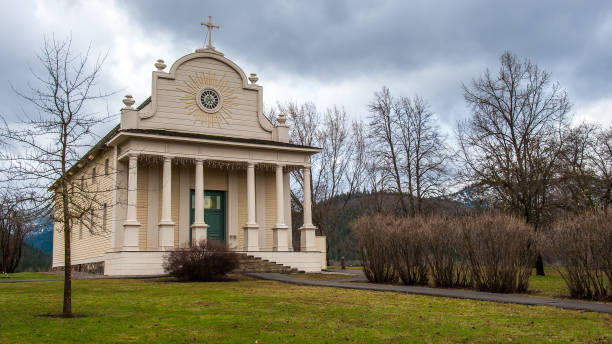 coeur d'alene's old mission state park jest zorientowanym na dziedzictwo parku stanowego w północnej idaho, zachowując misję najświętszego serca lub cataldo mission, narodowy historyczny punkt orientacyjny - dalene zdjęcia i obrazy z banku zdjęć