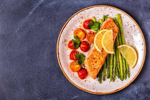istock Grilled salmon with asparagus and tomatoes 1097487928