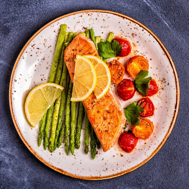 istock Grilled salmon with asparagus and tomatoes 1097487968