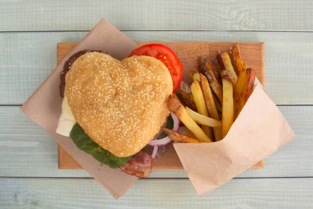 hamburger a forma di cuore - meat beef love heart shape foto e immagini stock