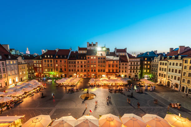 paisaje con vista de ángulo alto de edificios de arquitectura en la azotea y cielo oscuro en la antigua plaza de mercado en la noche - warsaw old town square fotografías e imágenes de stock