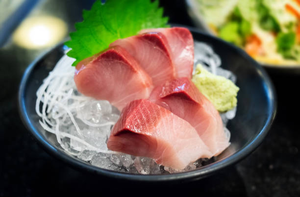 pesce coda gialla cruda o hamachi sashimi. - sashimi white prepared fish hamachi foto e immagini stock