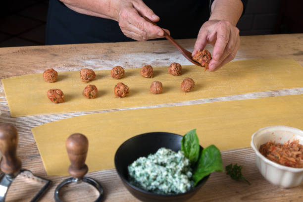 frau ravioli vorbereiten - alle für einen stock-fotos und bilder
