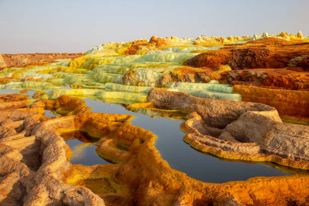 ダナキルうつ病の温泉 - sulphur ストックフォトと画像