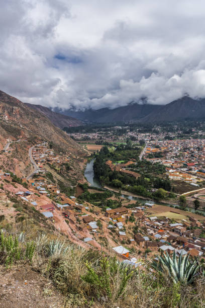 cidade peruana no vale da cordilheira dos andes - block the americas mountain peak plateau - fotografias e filmes do acervo