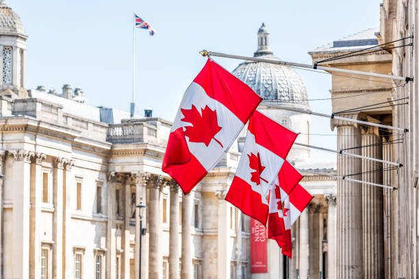 londres, reino unido alta comisión de canadá con el primer plano de fila de rojo colorido canadiense banderas en cockspur street en westminster - canada canada day canadian flag canadian culture fotografías e imágenes de stock