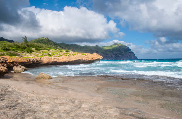 リモート、頑丈な歴史的、および美しい maha'ulepu ビーチ - mahaulepu beach ストックフォトと画像