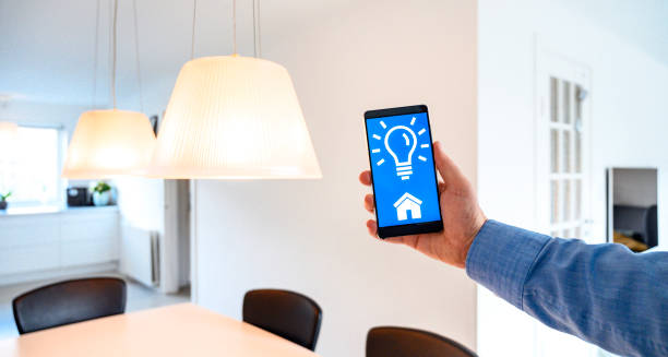 Telefone móvel mostra app para controlar a luz em casa inteligente - foto de acervo