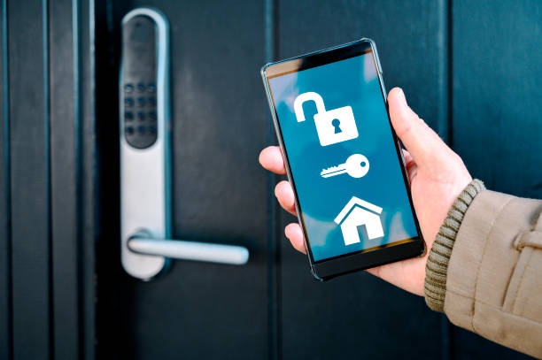 app på mobiltelefonen låser upp elektroniskt dörrlås i ett smart hem - digital key bildbanksfoton och bilder