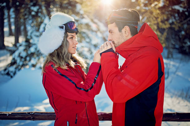 młoda para bawi się po nartach - skiing snow couple mountain zdjęcia i obrazy z banku zdjęć