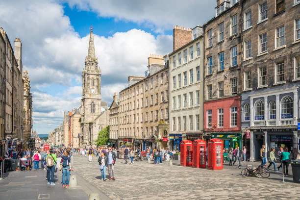 la famosa royal mile en edimburgo en una tarde de verano, escocia. - edinburgh fotografías e imágenes de stock