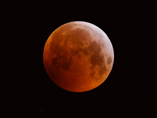mondfinsternis m - full moon moon lunar eclipse red stock-fotos und bilder