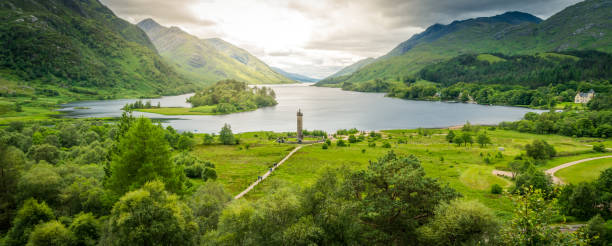 monumento de glenfinnan, a la cabeza del loch shiel, inverness-shire, escocia. - inverness area fotografías e imágenes de stock