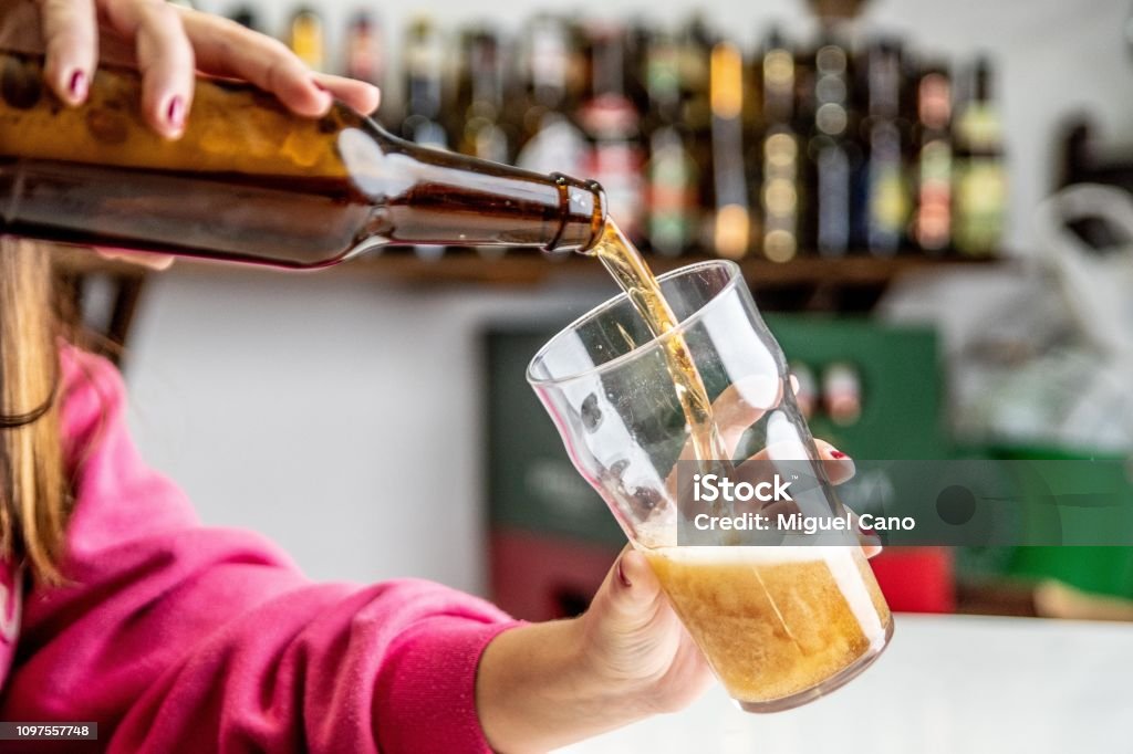 Mit Bier Mädchen Mit Bier Stockfoto und mehr Bilder von Bier - Bier, Bierflasche ...