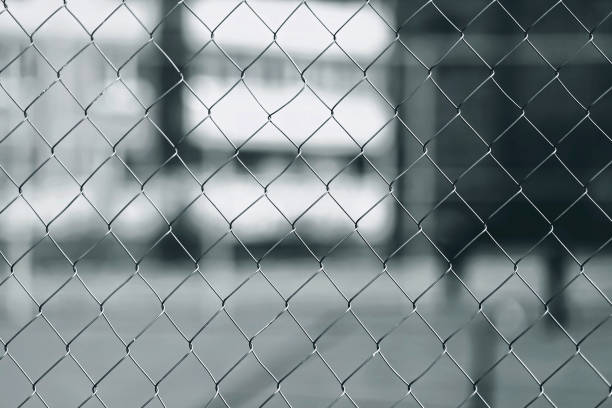 close-up metal mesh-zaun für hintergrund - skateboard court stock-fotos und bilder