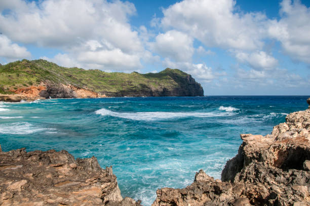 bella giornata su una parte aspra della costa meridionale di kauai - mahaulepu beach foto e immagini stock