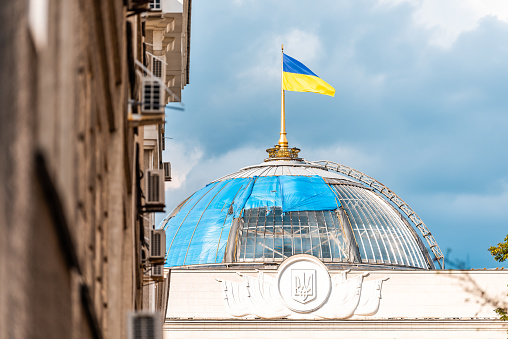 Edificio Verhovna Rada con bandera nadie del parlamento ucraniano Kiev, Ucrania y la construcción de cúpula closeup photo