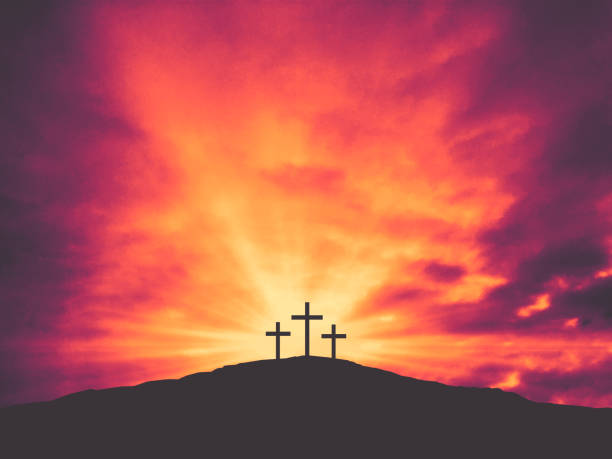 tres cruces de christian easter en el cerro del calvario con coloridas nubes en el cielo - resurrection light religion sky fotografías e imágenes de stock