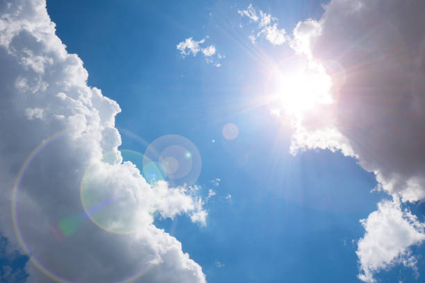 nuvole scure sul cielo blu. - soleggiato foto e immagini stock