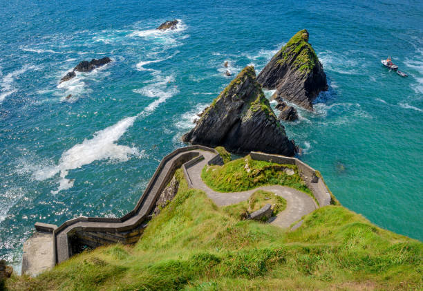 vista panoramica di dunquin harbor, contea di kerry, irlanda - kerry coast foto e immagini stock