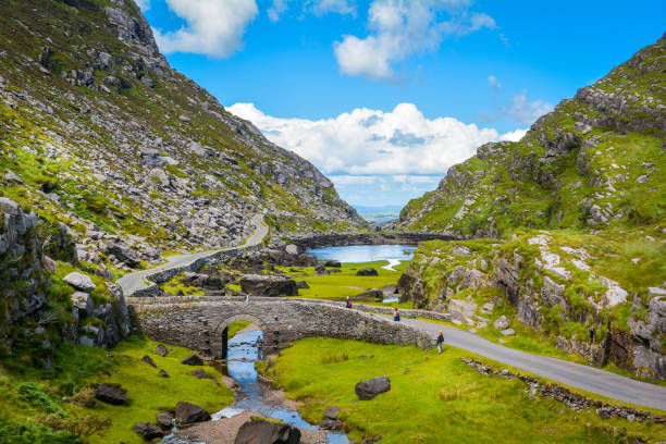 malerische aussicht auf gap of dunloe, county kerry, irland. - ireland landscape stock-fotos und bilder