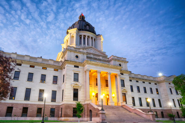 dakota du sud capital building de nuit - south dakota pierre state capitol building usa photos et images de collection