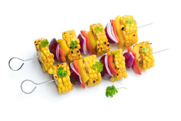 pyszne szaszłyki z grillowaną kukurydzą i pieprzem wyizolowanym na białym - grilled corn vegetable corn on the cob zdjęcia i obrazy z banku zdjęć