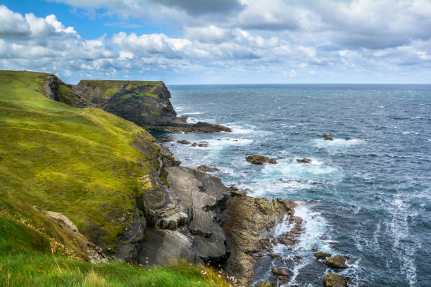 cliffs and waves near kilkee, county clare, ireland - kilkee imagens e fotografias de stock