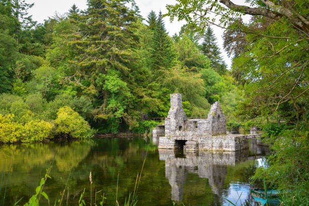 la casa di pesca del monaco a cong abbey, contea di mayo, irlanda - mayo foto e immagini stock