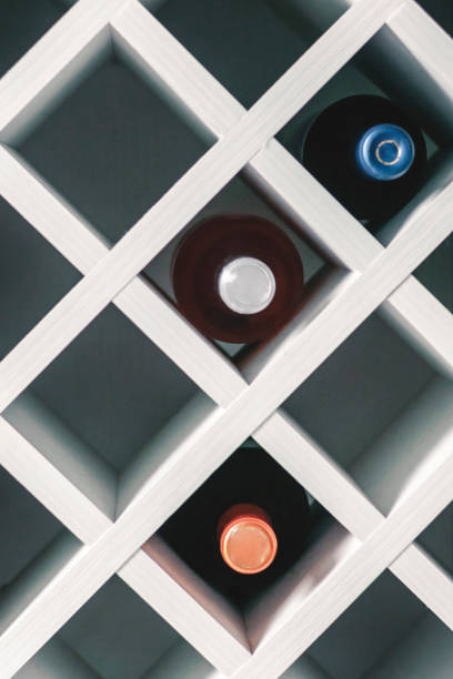 estante del vino. gabinete del vino. estante de la botella de vino. enfoque selectivo. - vertical wine bottle variation rack fotografías e imágenes de stock