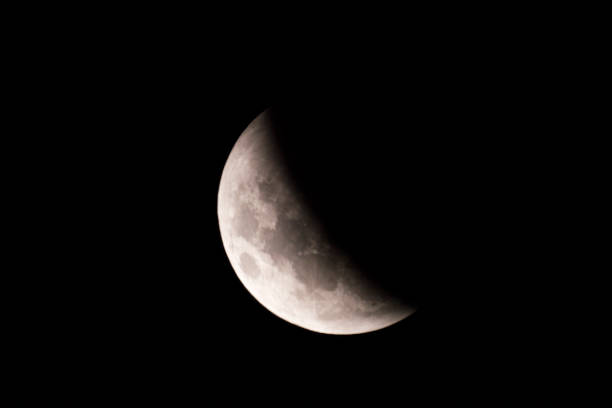 blick auf die mondfinsternis trog ein teleskop aus buenos aires, argentinien. - full moon moon lunar eclipse red stock-fotos und bilder
