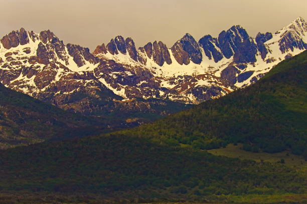 dientes de navarino cordilheira, puerto williams - tierra del fuego, chile - fog horn - fotografias e filmes do acervo